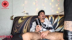 Marito beccato a masturbarsi dalla moglie