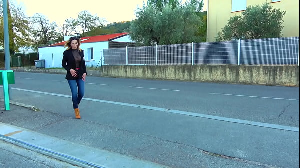 Soraya, coquine aux gros seins, explore son fantasme.